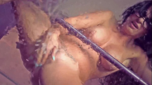Sultry Brunette Cam Queen Pleasures Herself Live