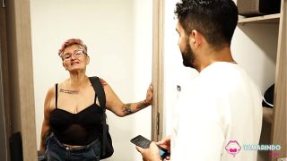 Abuela Disfrazada De Vendedora Seduce Clientes En Encuentros Ardientes