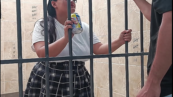 Adolescente Presa Abre Su Coño Apretado Para Que La Follen En Su Celda