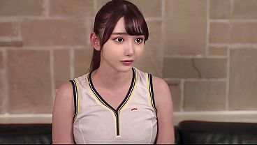 純白のユニフォームに包まれた18歳、汗に濡れた肌が輝くテニスコートの天使