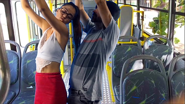 Apertada E Provocada No ônibus Lotado, Ela Geme Baixinho Enquanto Um Estranho A Domina Em Público.