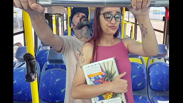 Estudante Recebe Uma Encoxada Ardente De Um Tarado No ônibus Lotado