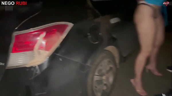 Exibindo A Esposa Safada Em Público Enquanto O Corno Sente Ciúmes Do Pauzão Que A Fode