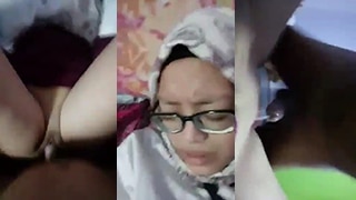 Kacamata Dan Hijab, Kami Berdua Menggila Di Ranjang