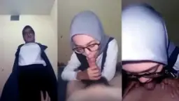 Kena Sepong Tante Berjilbab Di Kamar Hotel Yang Panas