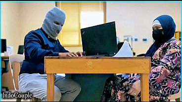 Istri Berhijab Yang Rajin Ibadah Ternyata Diam-diam Jadi Pelacur Kantor, Tergila-gila Pada Vibrator Dan Nafsu Liar Dengan Rekan Kerjanya.