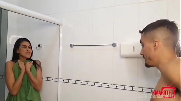 Apanhada No Chuveiro, Engoli A Rola Enorme Até O Talo