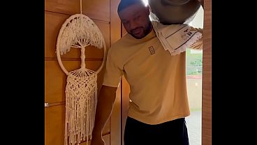 Loirinha Safada De Casamento Recebe O Entregador Dotado No Sigilo E Usa O Cartão Do Corno Pra Pagar Pelo Leitão Gostoso.