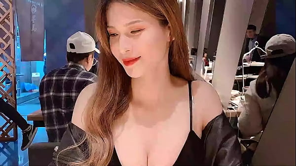 睡夢中被狠狠疼愛，這小騷貨濕透呻吟著發現新天堂