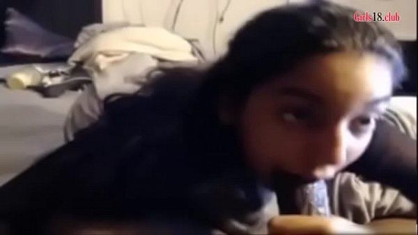 Árabe Delgada Devorando Una Polla Negra