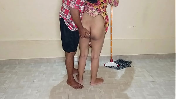कमरे की सफाई करती हुई गर्म कामवाली आंटी को मेरा लंड चूसवाकर जबरदस्त चोदा!