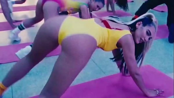 Dua Lipa’s Booty Bounce In Sultry Slow Motion For 10 Minutes