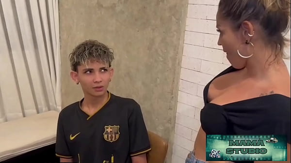 Fodi A Puta Da Minha Madrasta Para Calar A Boca Depois Que Ela Me Flagrou Batendo Punheta Na Mesa De Jantar