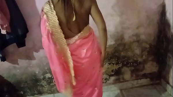 देवर की नज़र जब भाभी की गुलाबी साड़ी पर पड़ी, तो उसका खून खौल उठा… वह बेकाबू होकर फुसफुसाया, “मुझे अभी तेरे शरीर की भूख है, चोद दे मुझे!”