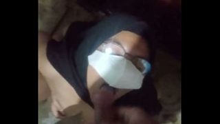 Gadis Indonesia Menggoda Di Kamar Mandi, Menyeruput Cairan Panas Dengan Penuh Gairah
