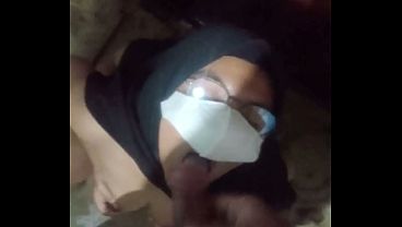 Gadis Indonesia Menggoda Di Kamar Mandi, Menyeruput Cairan Panas Dengan Penuh Gairah