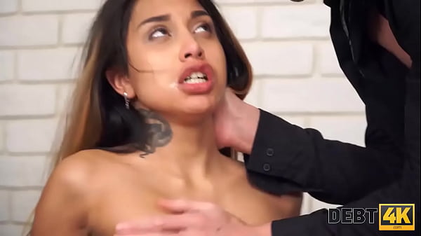 La Procace Russa Roxy Lips Usa Il Suo Corpo Ardente Per Pagare Il Debito Con Passioni Carnali