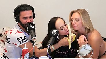 Dos Chicas, Una Rubia Y Una Morena, Se Deleitan Compartiendo Una Banana Cubierta De Crema.