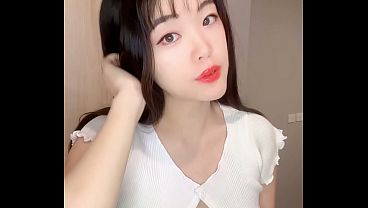 更衣室裡的新年誘惑：macy Chan以黑色旗袍實踐情慾自主