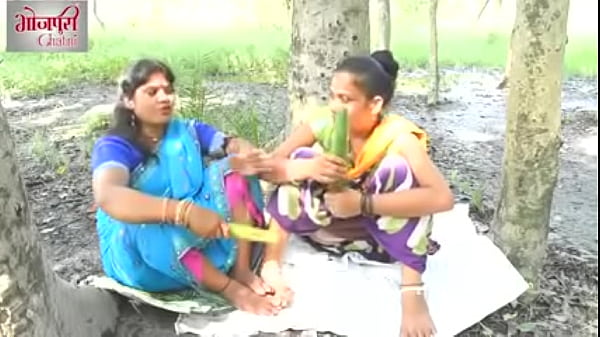 गांव की महिलाएं अपनी प्यास बुझाने के लिए चूत में क्या डालती हैं, यह खुद ही बता रही हैं