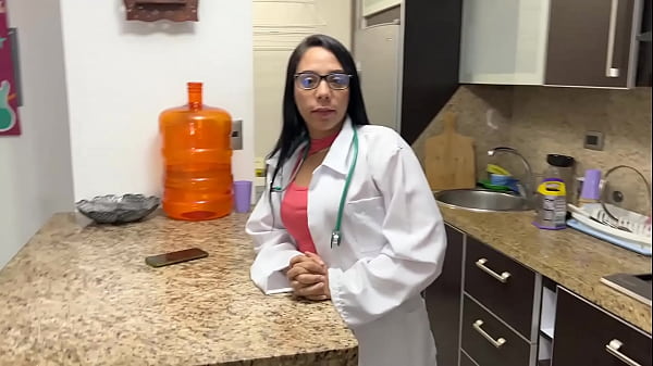 Madrastra Doctora Confunde La Pastilla Y Ahora Debe Aliviar La Erección De Su Hijastro