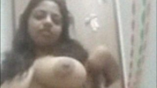 Kerala’s Busty Beauty Paru’s Nude Selfie Video Leaked