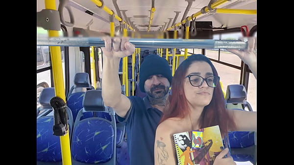Estudante é Possuída Por Um Desconhecido No ônibus Lotado