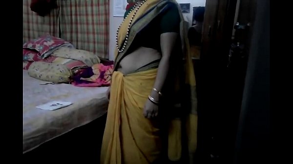 Sensual Desi Aunty’s Saree Navel Reveal With Intimate Audio