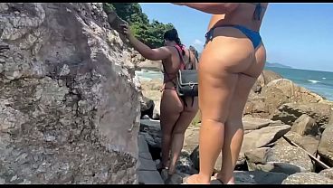 Morenas Ardentes Em Fio Dental Explorando A Trilha Da Praia Deserta