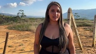 Rubia Voluptuosa Seduce A Un Rudo Campesino En Plena Naturaleza