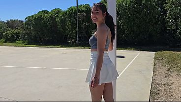 Vecina Ardiente En Patines Seduce A Un Extraño En Su Auto, Exhibiéndose Sin Pudor En Plena Calle.