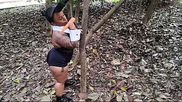 Coelhinha Safada Implora Por Uma Cenoura No Rabo Em Plena Natureza Durante A Páscoa