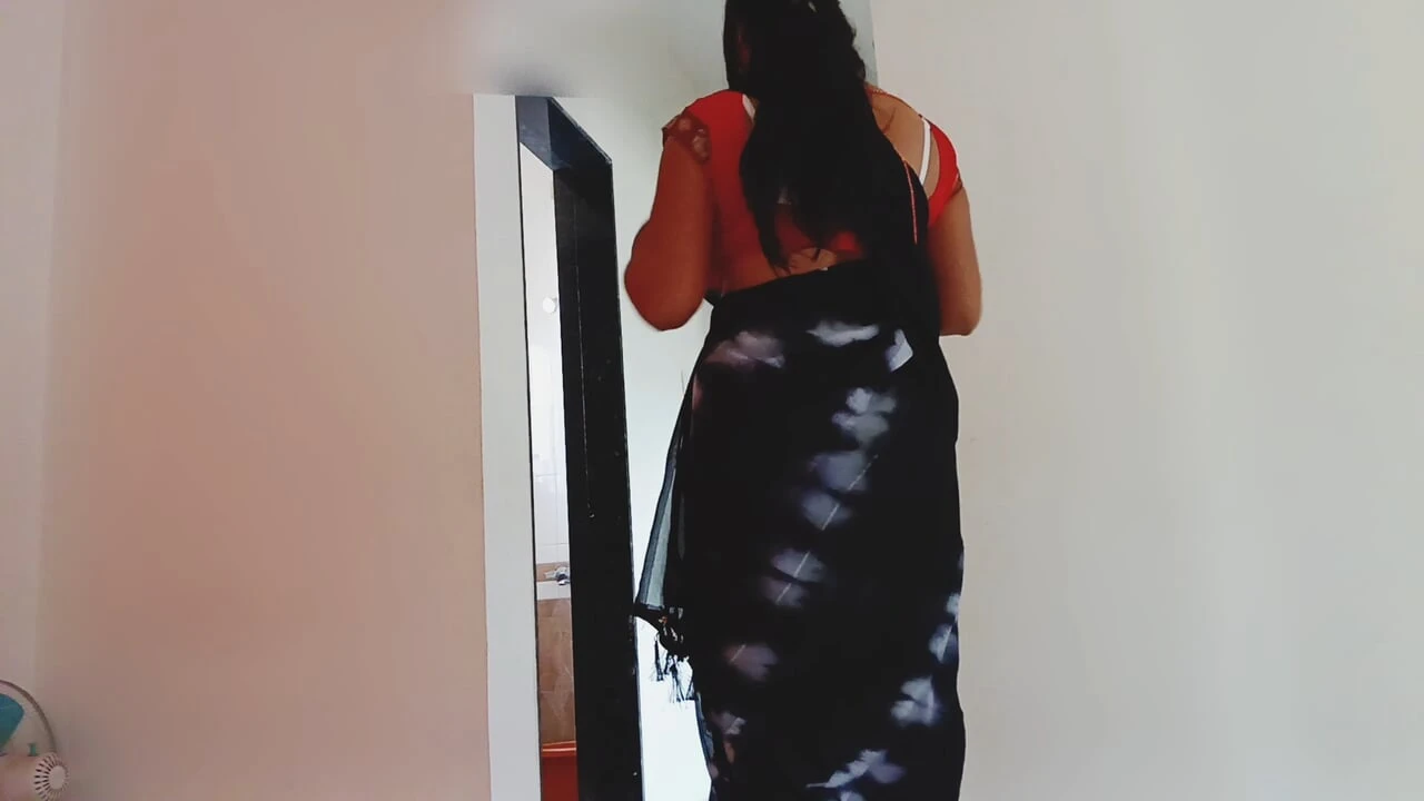 The Father-in-law Saw The Daughter-in-law Taking A Bath In The Bathroom And Entered The Bathroom And Had Sex In The Bathroom