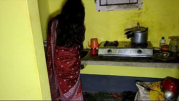 Devar Ne Kitchen Mein Akeli Bhabhi Ko Dekh Ke Uski Gili Chut Maari