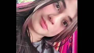 Latina Colombiana Se Frota Y Juega Con Sus Enormes Tetas Mientras Se Masturba