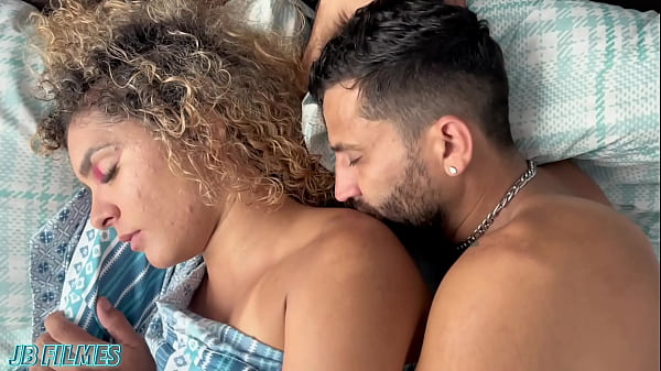 Amante Se Enfia Atrás Do Armário Enquanto O Corno Chega Em Casa