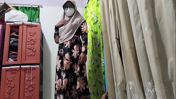 Guru Bujang Kepanasan Lihat Murid Lagi Main Kontol, Langsung Diajak Bertempur Di Ranjang.
