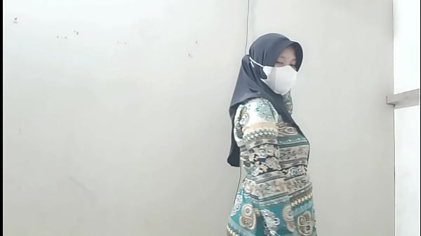 Ngentotin Bini Tetangga Pas Suaminya Cabut Kerja