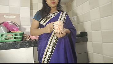 Desi Bhabhi Kitchen Mein Chai Pee Rahi Thi, Tabhi Padosi Ne Aakar Uski Chai Ka Maza Bigaad Diya, Aur Usse Jordaar Choda.