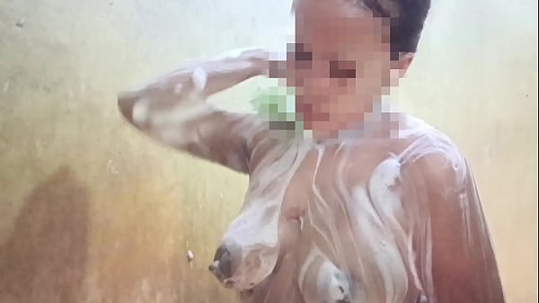 Lihatin Aku Mandi Ya Sayang, Biar Kamu Makin Gregetan Sama Tubuh Basah Ini.
