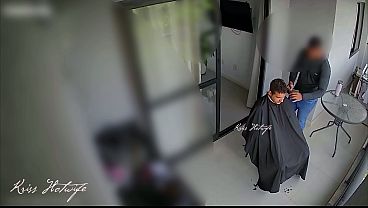 Meu Corno Chamou O Barbeiro Em Casa… E Eu Decidi Virar A Puta Que Sempre Fui. Atendi A Porta Só De Biquíni Minúsculo, Molhado E Transparente, Mostrando Tudo.