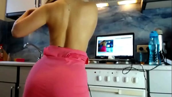 Watch This Horny Slut Flash Her Juicy Ass Live On Webcam