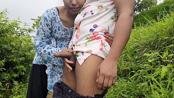 देसी भाभी को खेत में जोर से चोदा