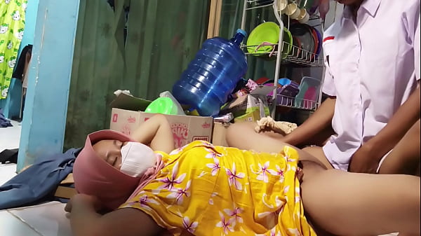 Dirayu Ibu Tiri Buat Ngentot Pas Mau Berangkat Sekolah