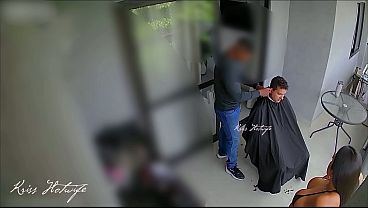 Meu Marido Chamou O Barbeiro E Eu, Feito Uma Puta Safada, Recebi Ele Só De Biquíni Minúsculo E Molhado De Tesão