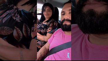 Hotwife Plugada, Bucetinha Peluda Exposta Em Público Enquanto O Corno Filma Tudo