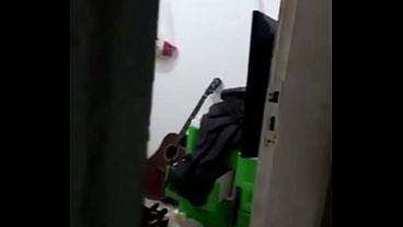 Morena Novinha De 18 Anos Dando Gostoso Na Frente Do Marido Corno, Amador Cuckold Parte 2