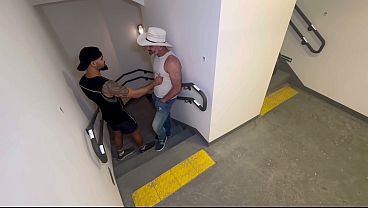 Encontré Una Verga Enorme Subiendo La Escalera Y Casi Me La Como Entera.