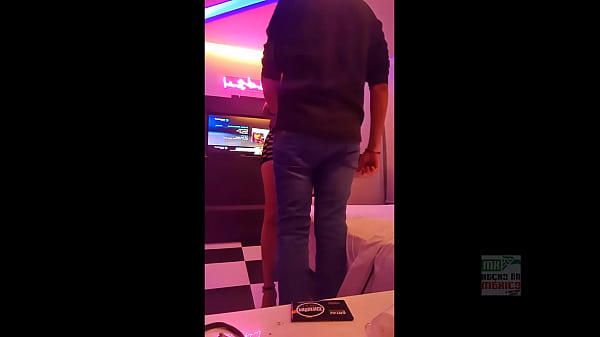 Karlita, La Esposa Traviesa, Se Prende Un Gallo, Sienta A Su Marido En La Silla, Se Enfunda Un Liguero Negro Y Me Cabalga Delante De él.