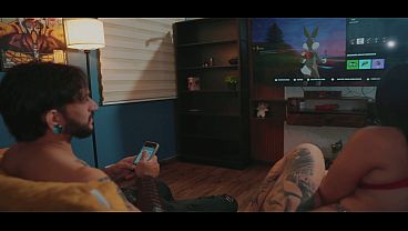Me Encanta Rebotar En Su Verga Mientras Me Entretengo Con Mis Videojuegos
